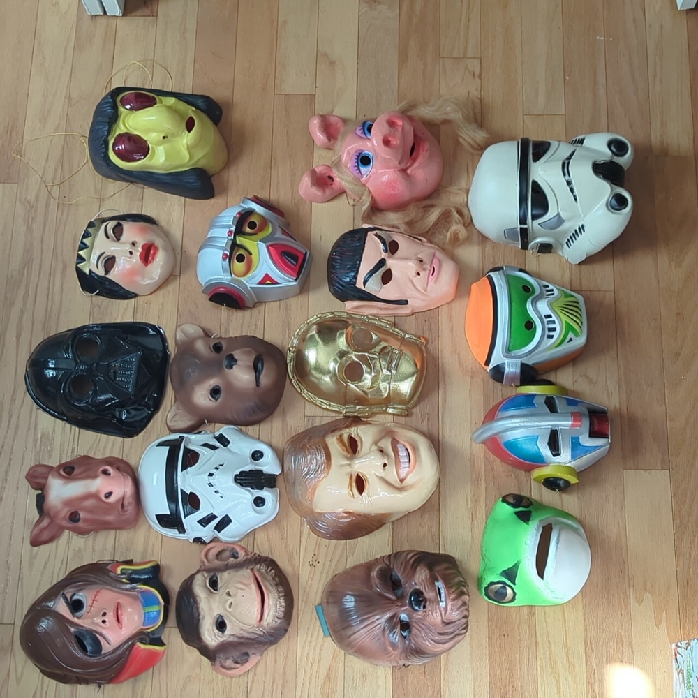 Set of 18 vintage Halloween masks
